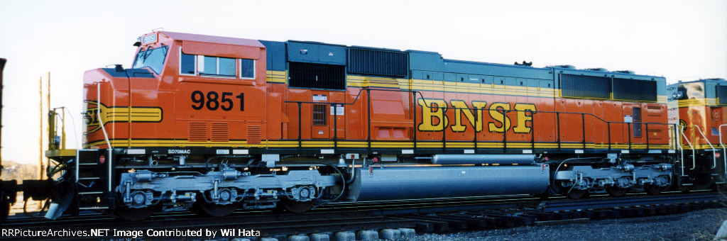 BNSF SD70MAC 9851